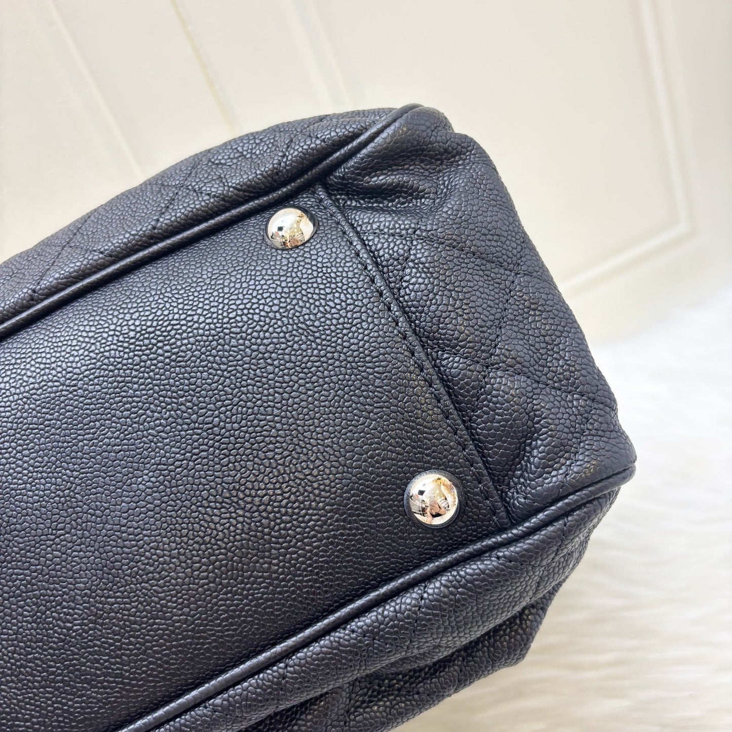 GLM-Seasonal Large Tote with GLM- Logo Charm in Black Caviar and SHW (Model: A68454)
