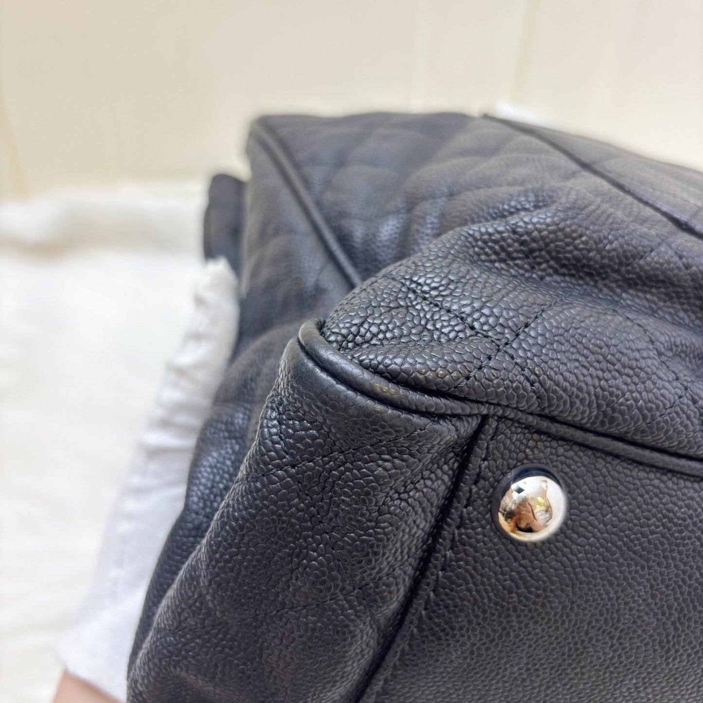 GLM-Seasonal Large Tote with GLM- Logo Charm in Black Caviar and SHW (Model: A68454)