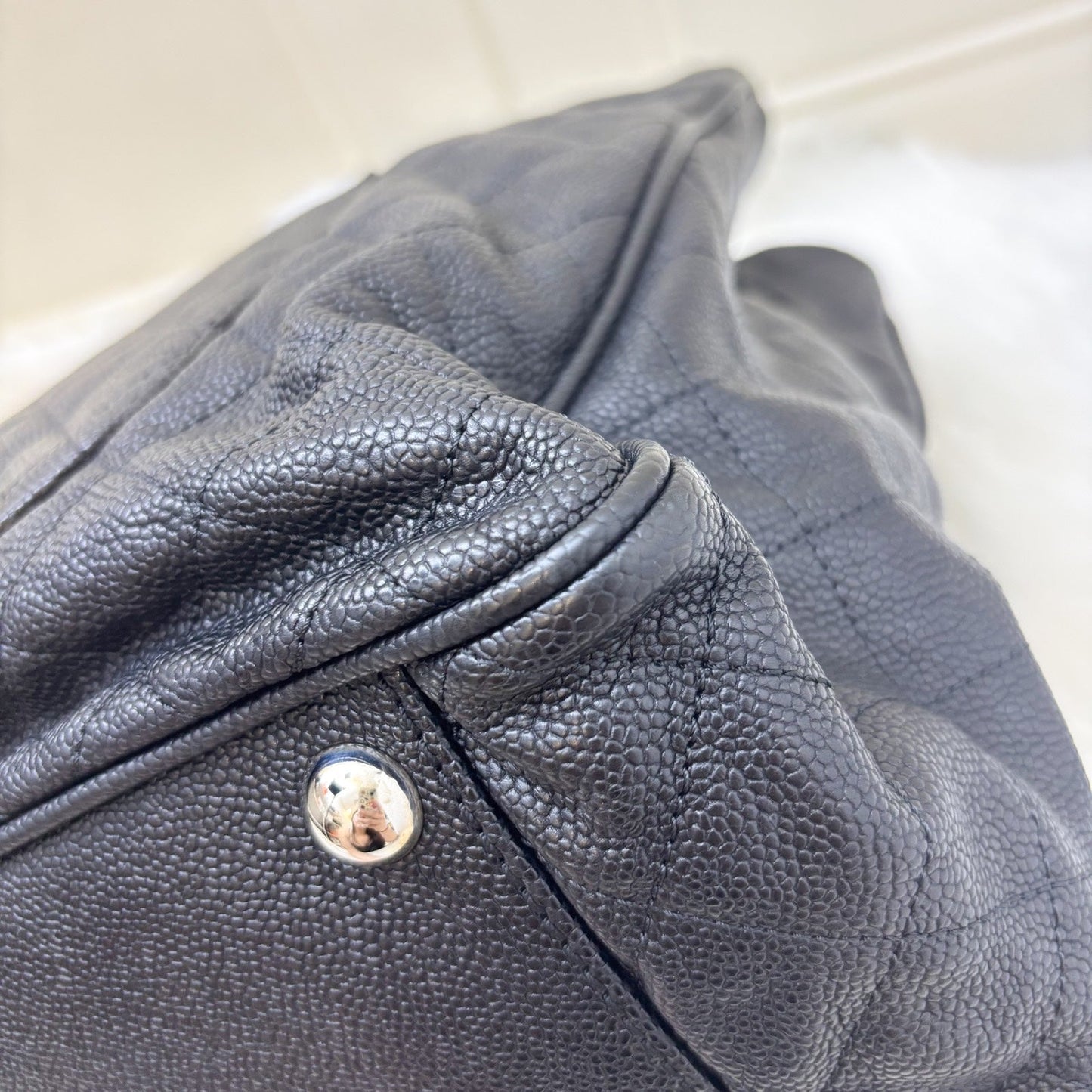 GLM-Seasonal Large Tote with GLM- Logo Charm in Black Caviar and SHW (Model: A68454)