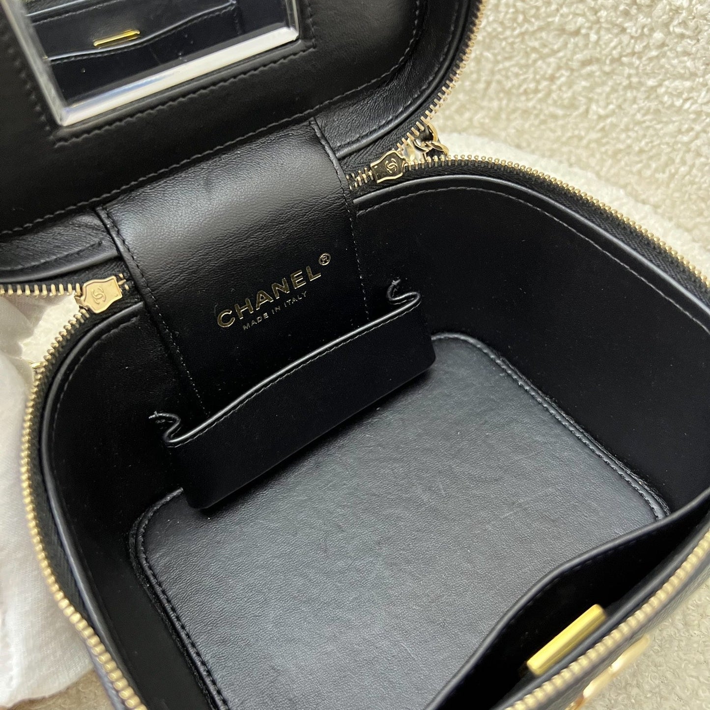 GLM-22S Top Handle Vanity Case with Chain in Black Caviar LGHW