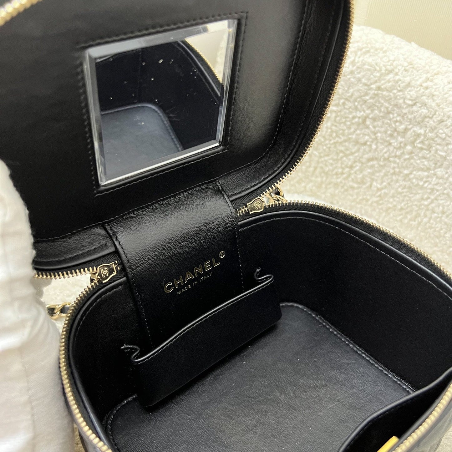 GLM-22S Top Handle Vanity Case with Chain in Black Caviar LGHW