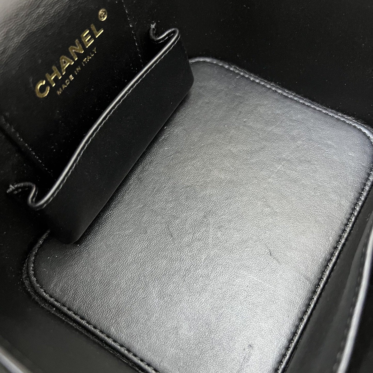 GLM-22S Top Handle Vanity Case with Chain in Black Caviar LGHW
