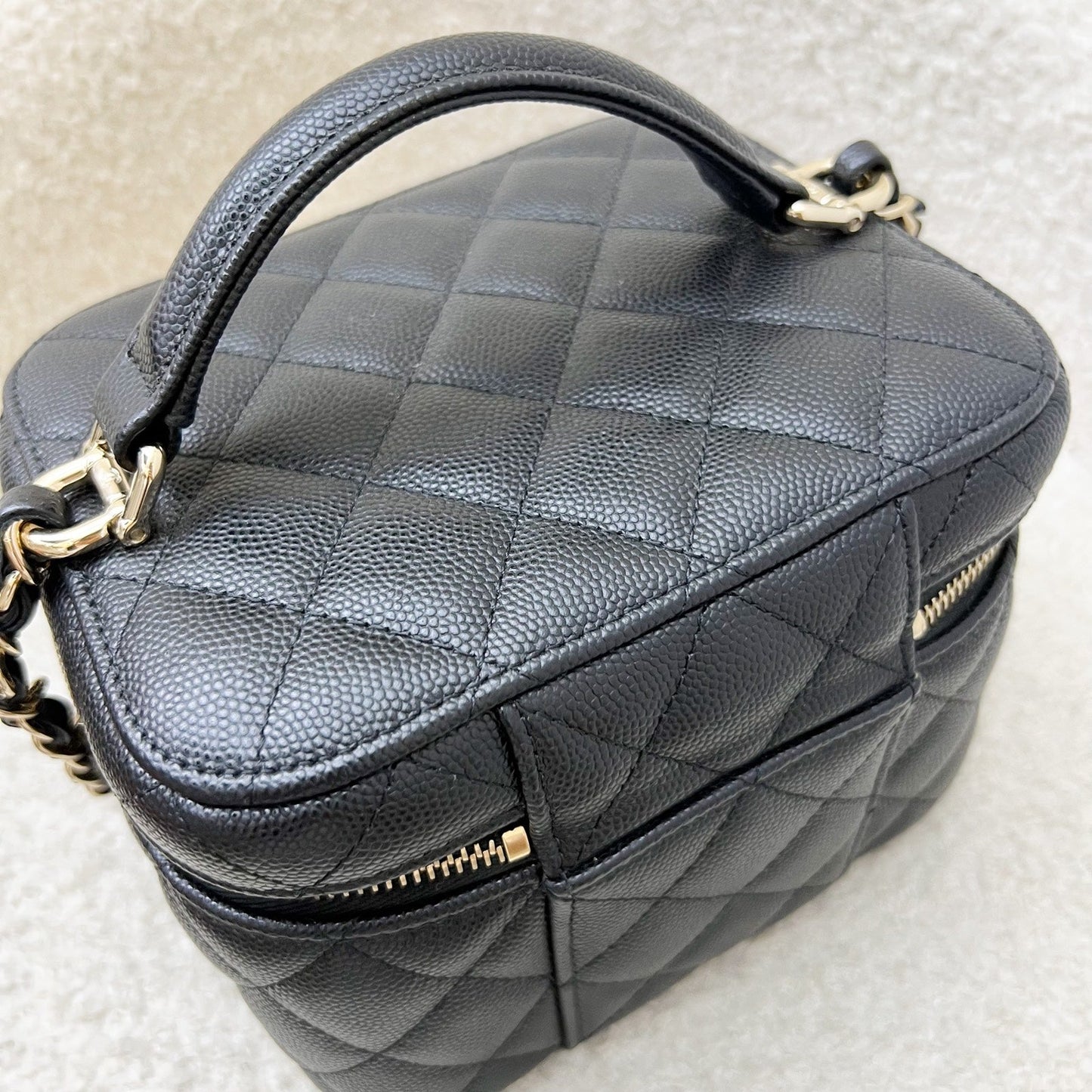 GLM-22S Top Handle Vanity Case with Chain in Black Caviar LGHW