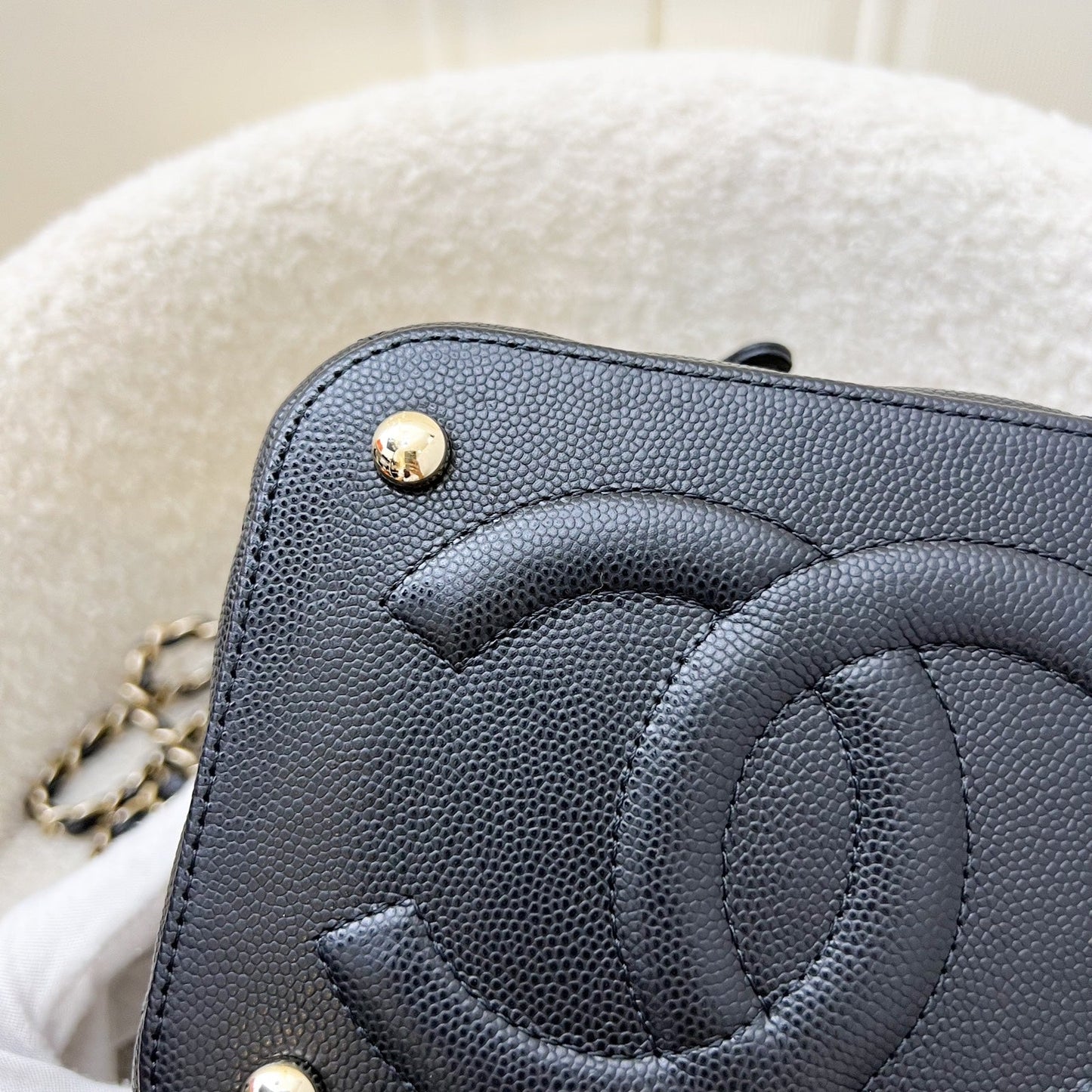 GLM-22S Top Handle Vanity Case with Chain in Black Caviar LGHW