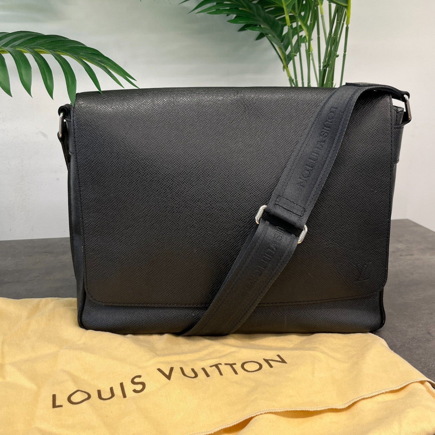Men's Roman Mm Taiga Leather Bag Black