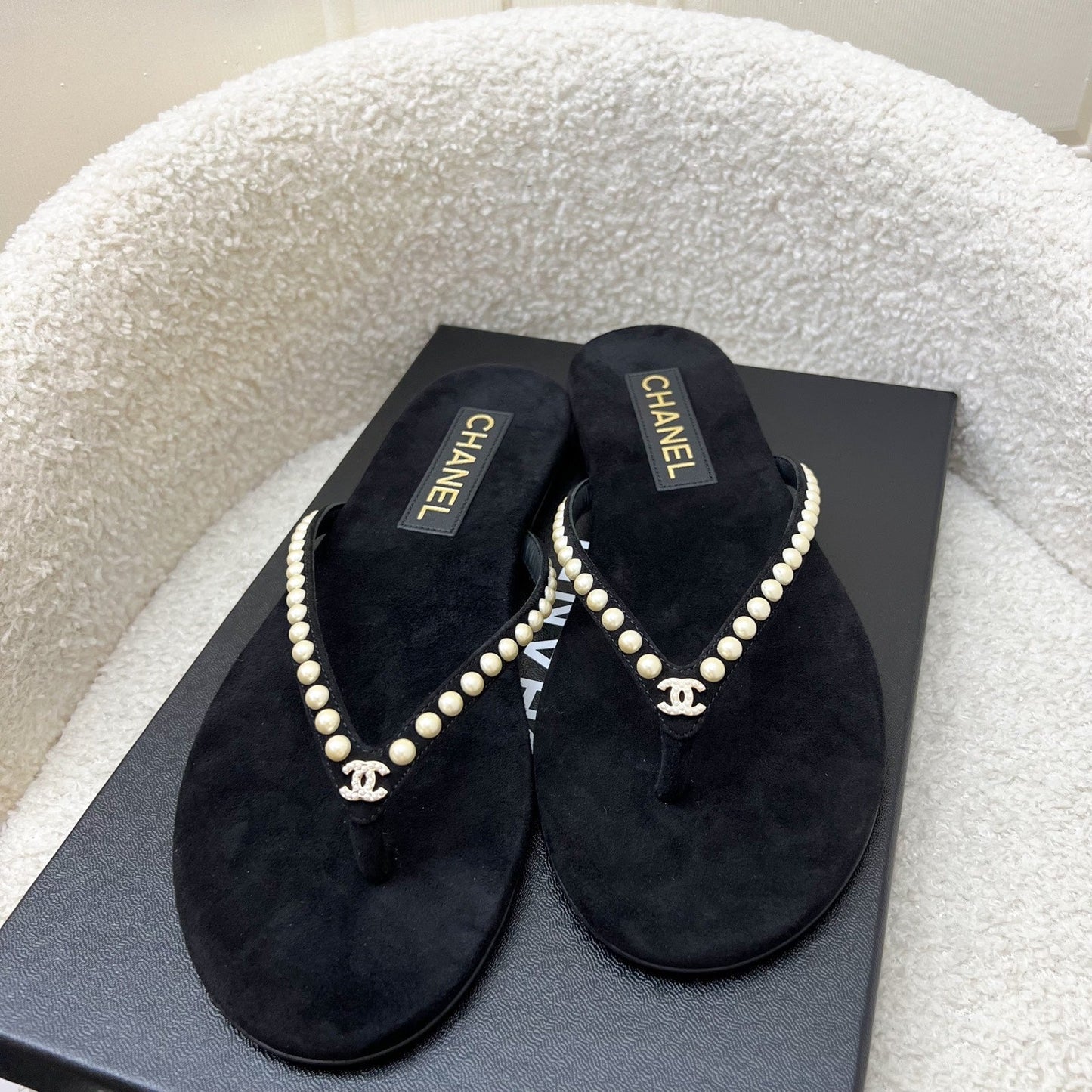 GLM-25C Thongs with Imitation Pearls and GLM- Logo in Black Suede Sz 38 (Model: G46205)