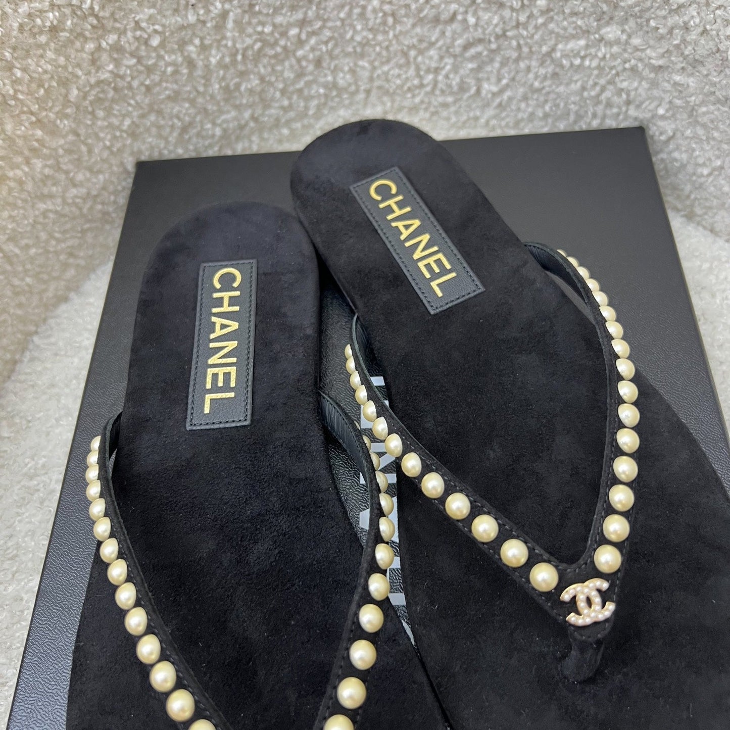 GLM-25C Thongs with Imitation Pearls and GLM- Logo in Black Suede Sz 38 (Model: G46205)