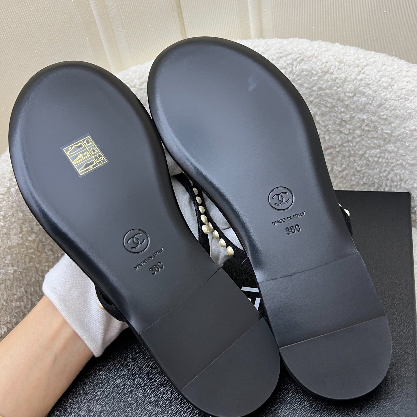GLM-25C Thongs with Imitation Pearls and GLM- Logo in Black Suede Sz 38 (Model: G46205)