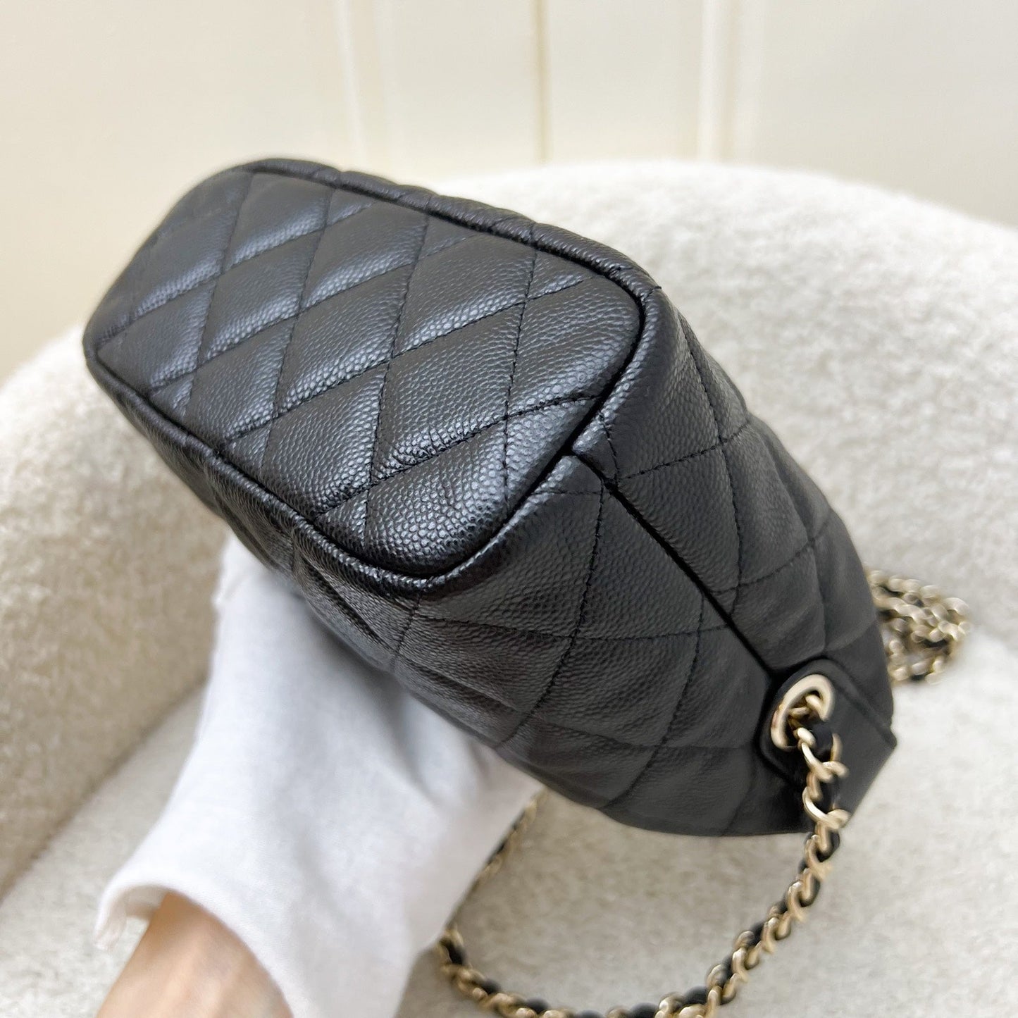 GLM-25C Quilted Hobo Clutch on Chain in Black Caviar and LGHW (Model: AP4386)
