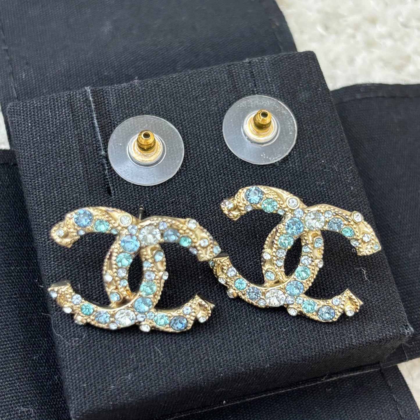 GLM-19C GLM- Logo Earrings with Blue Crystals in GHW