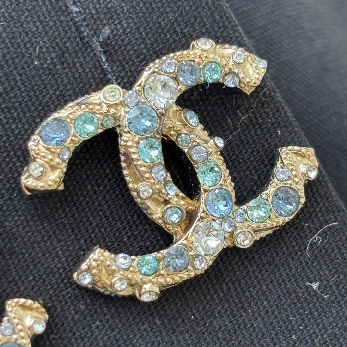 GLM-19C GLM- Logo Earrings with Blue Crystals in GHW