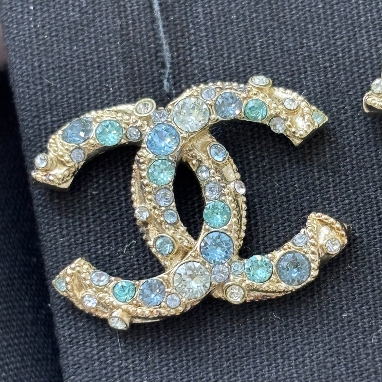 GLM-19C GLM- Logo Earrings with Blue Crystals in GHW