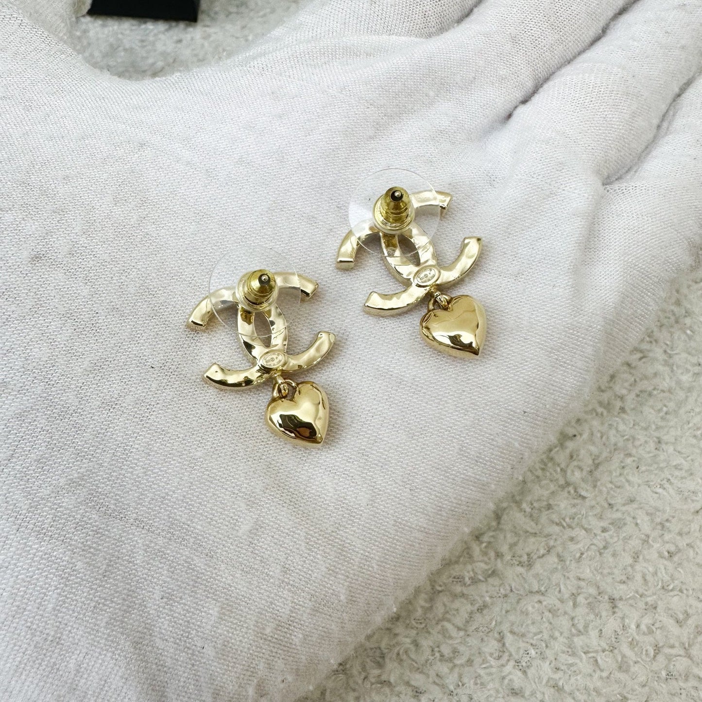 GLM-23P Heart Dangling Earrings with Crystals in GHW