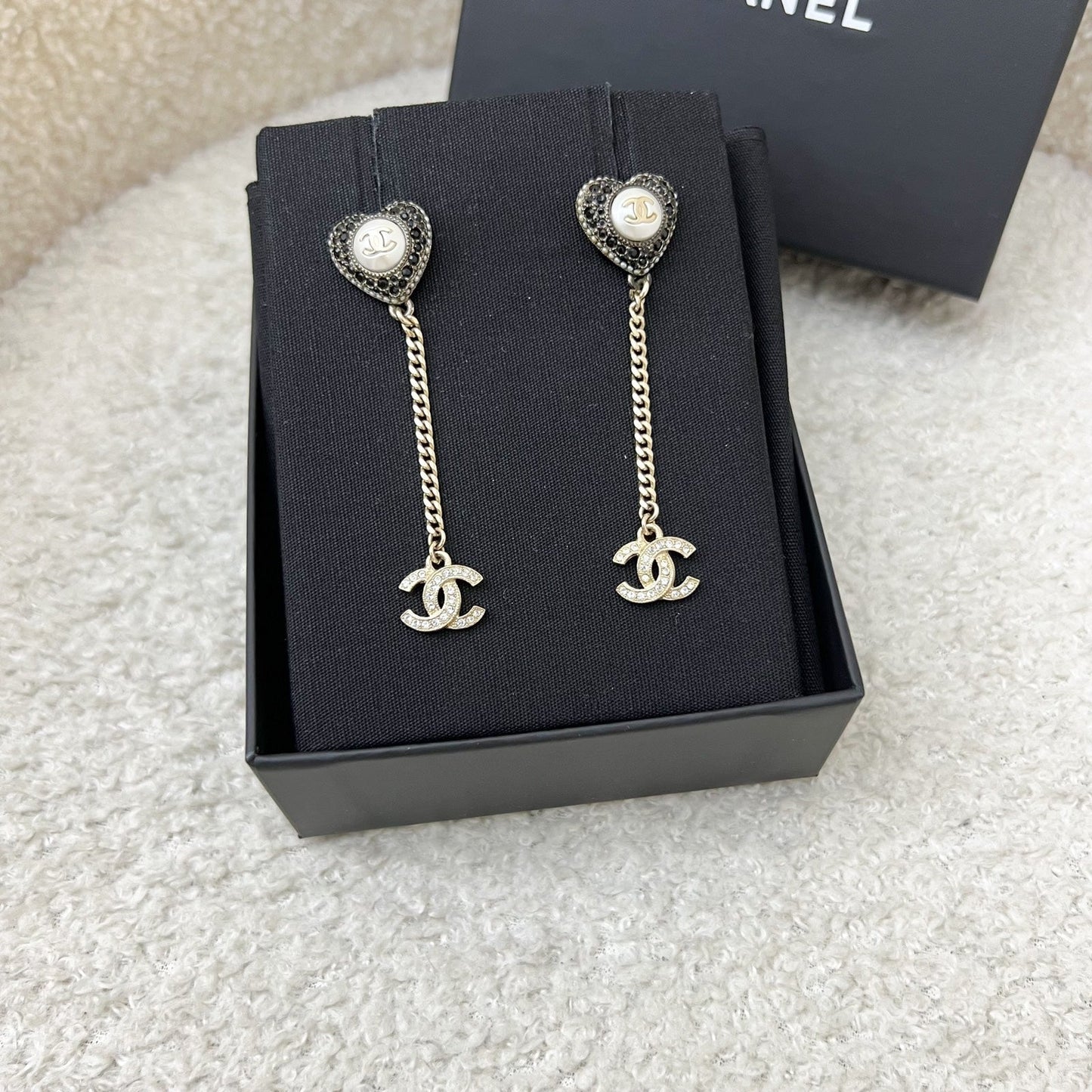 GLM-22B GLM- Heart Long Earrings with Black and White Crystals and Pearls