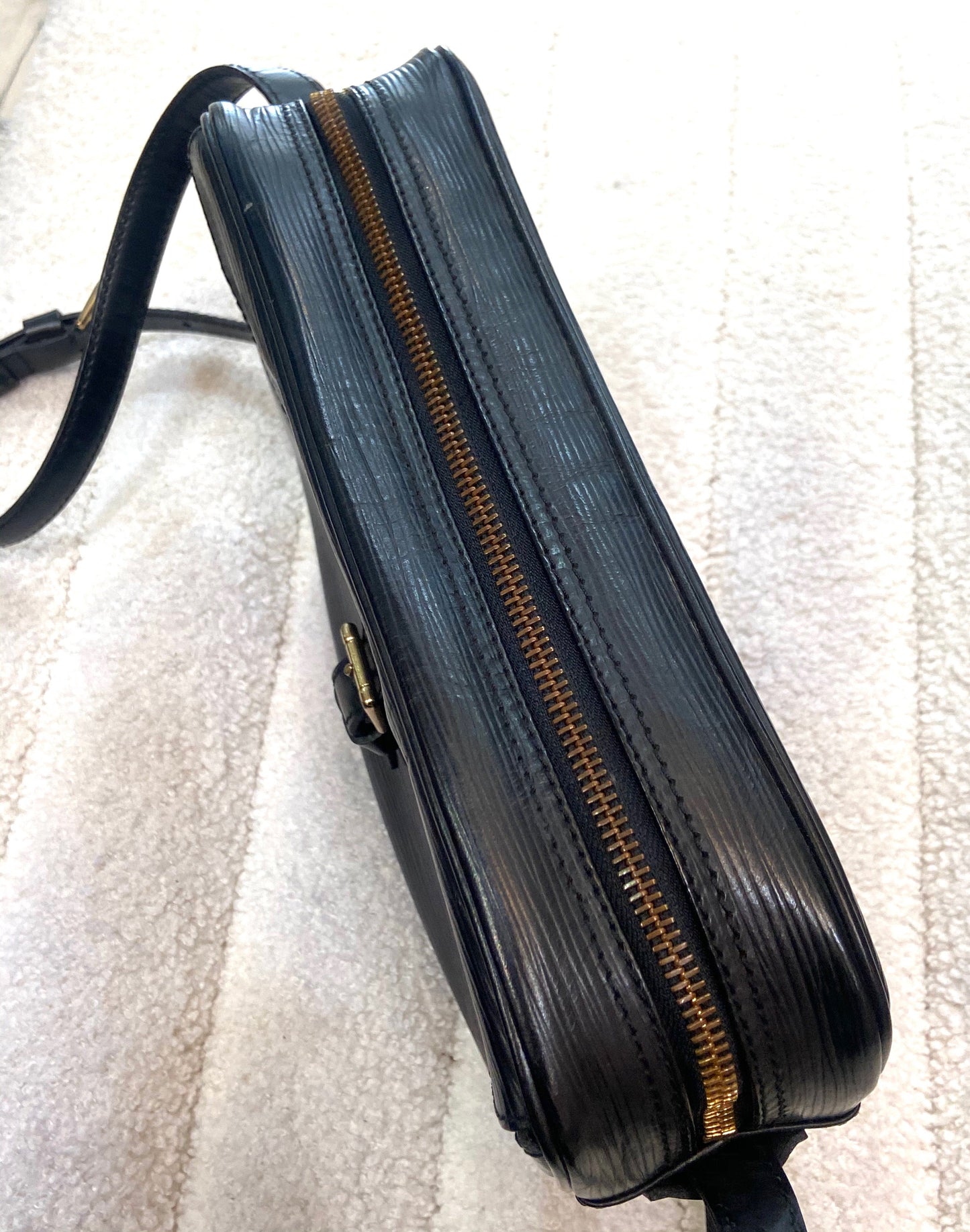 LOUIS VUITTON EPI LEATHER JEUNE FILLE CROSSBODY BAG
