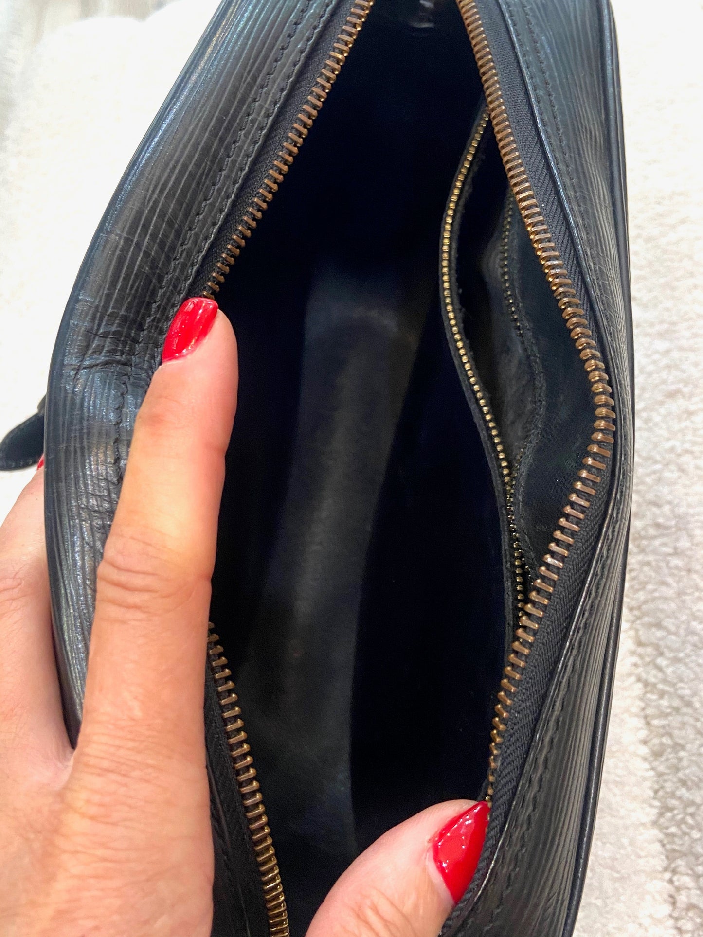 LOUIS VUITTON EPI LEATHER JEUNE FILLE CROSSBODY BAG