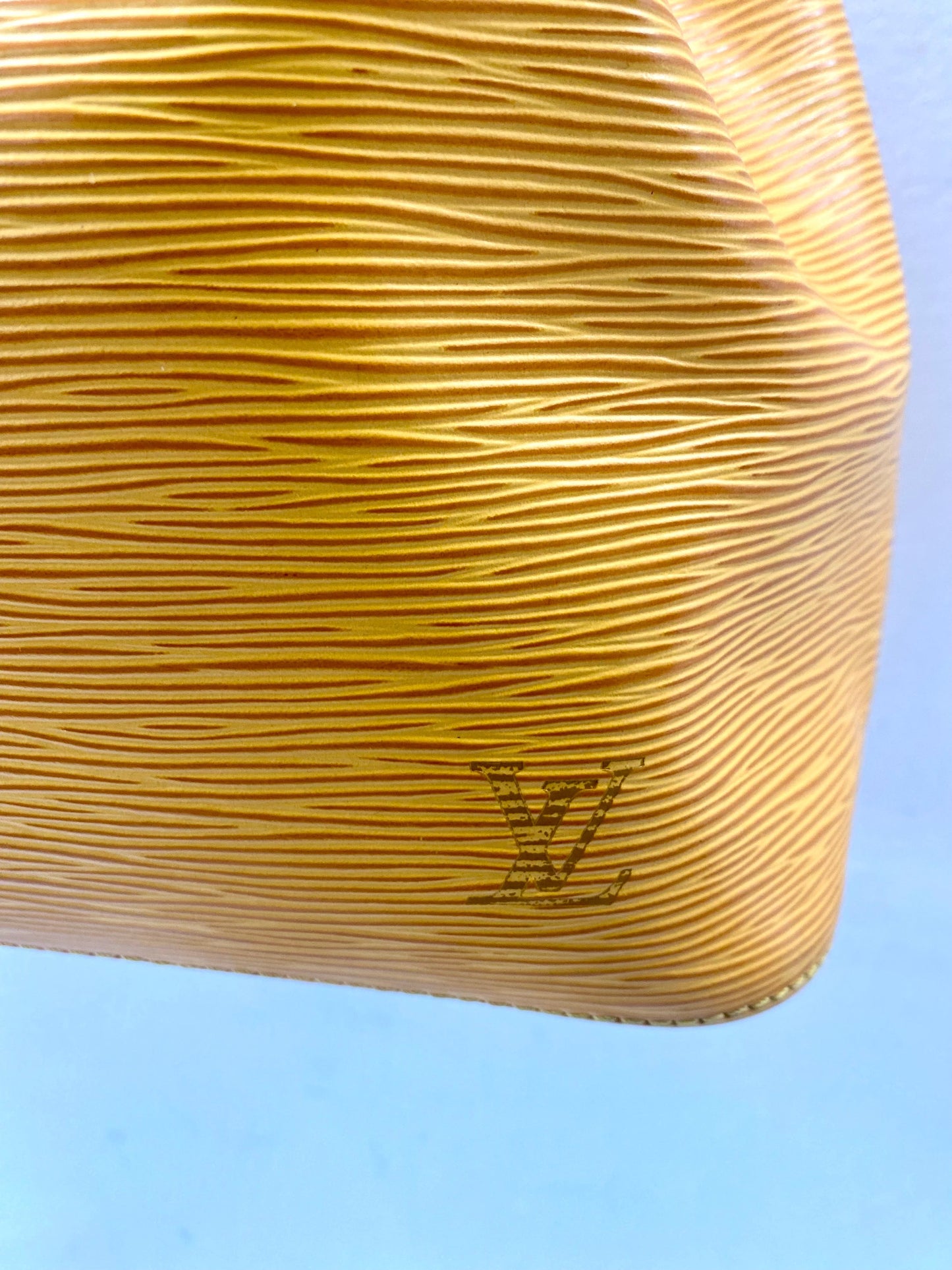 LOUIS VUITTON EPI LEATHER NOÉ PETITE BUCKET BAG