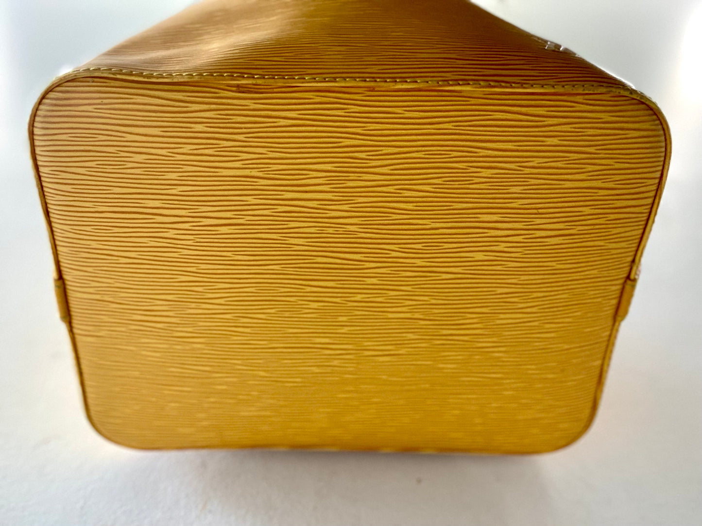 LOUIS VUITTON EPI LEATHER NOÉ PETITE BUCKET BAG