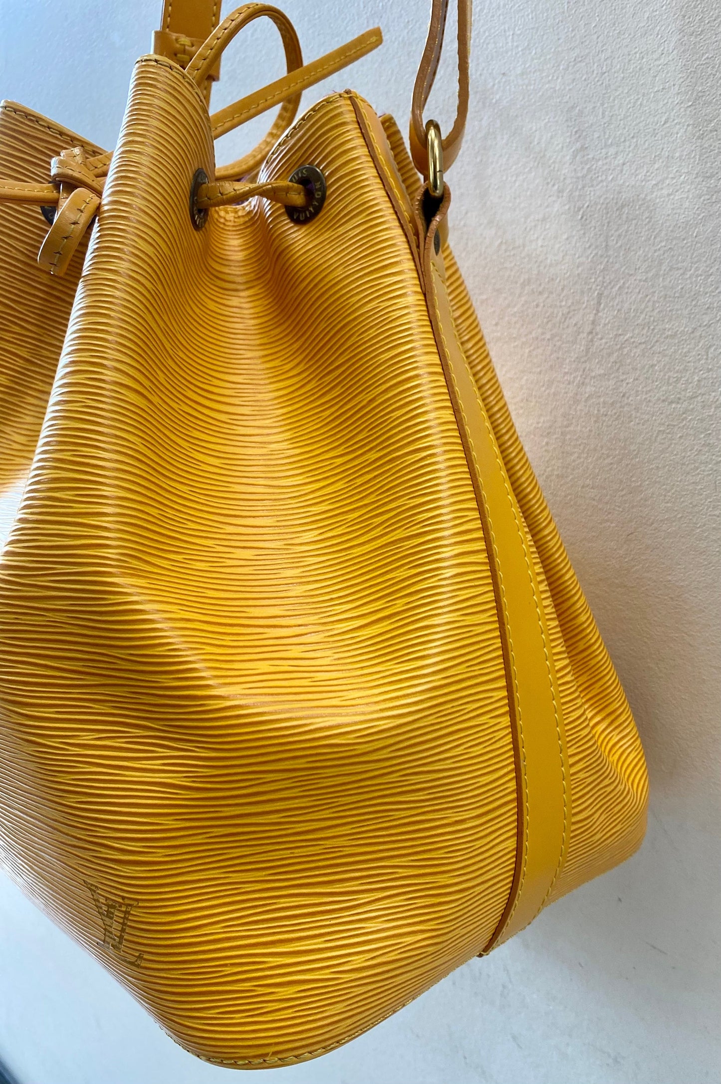 LOUIS VUITTON EPI LEATHER NOÉ PETITE BUCKET BAG
