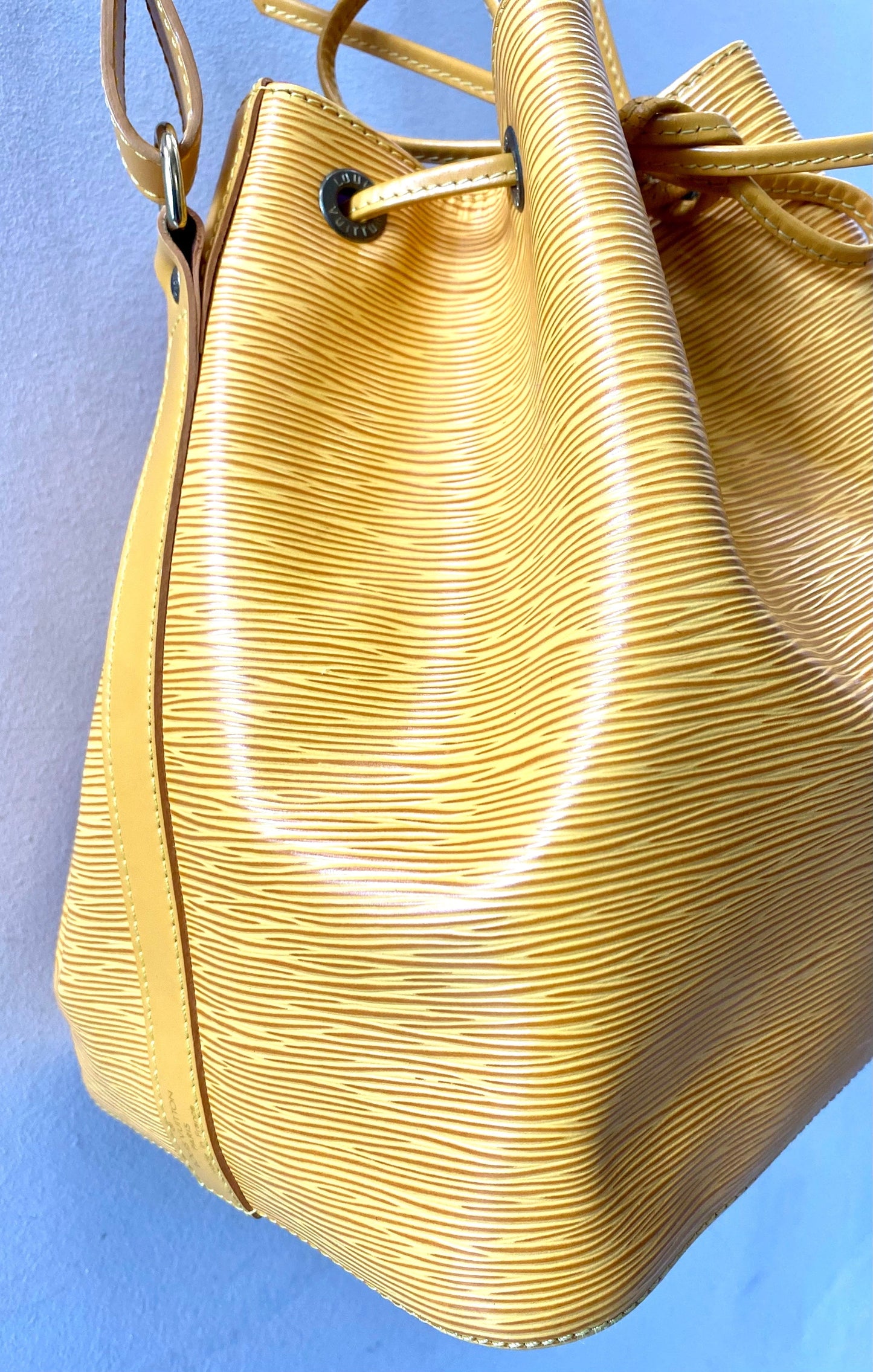 LOUIS VUITTON EPI LEATHER NOÉ PETITE BUCKET BAG