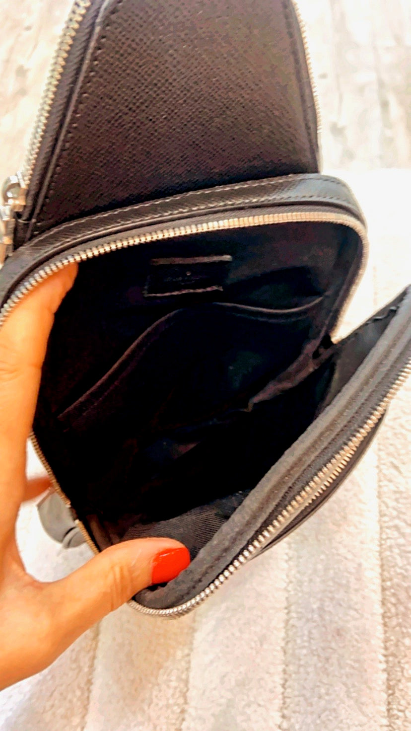 LOUIS VUITTON AVENUE BLACK TAIGA LEATHER SLING BAG