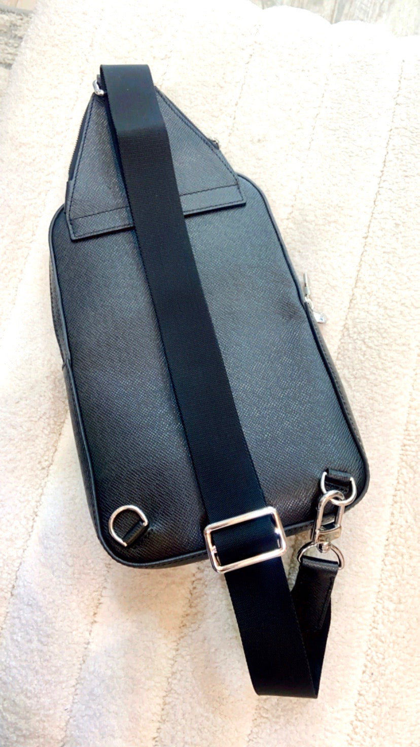 LOUIS VUITTON AVENUE BLACK TAIGA LEATHER SLING BAG
