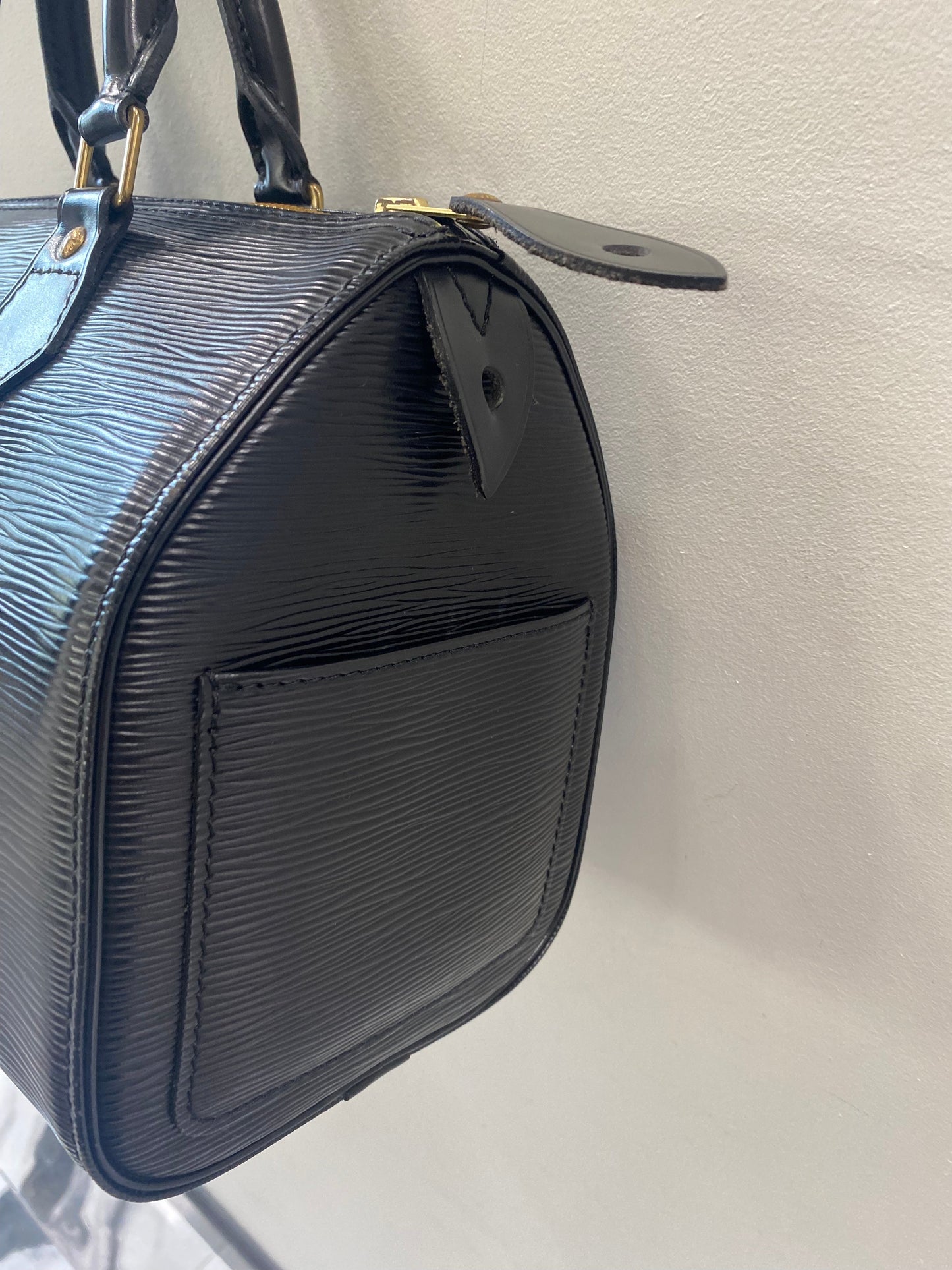 LOUIS VUITTON EPI LEATHER SPEEDY 25 HANDBAG BLACK