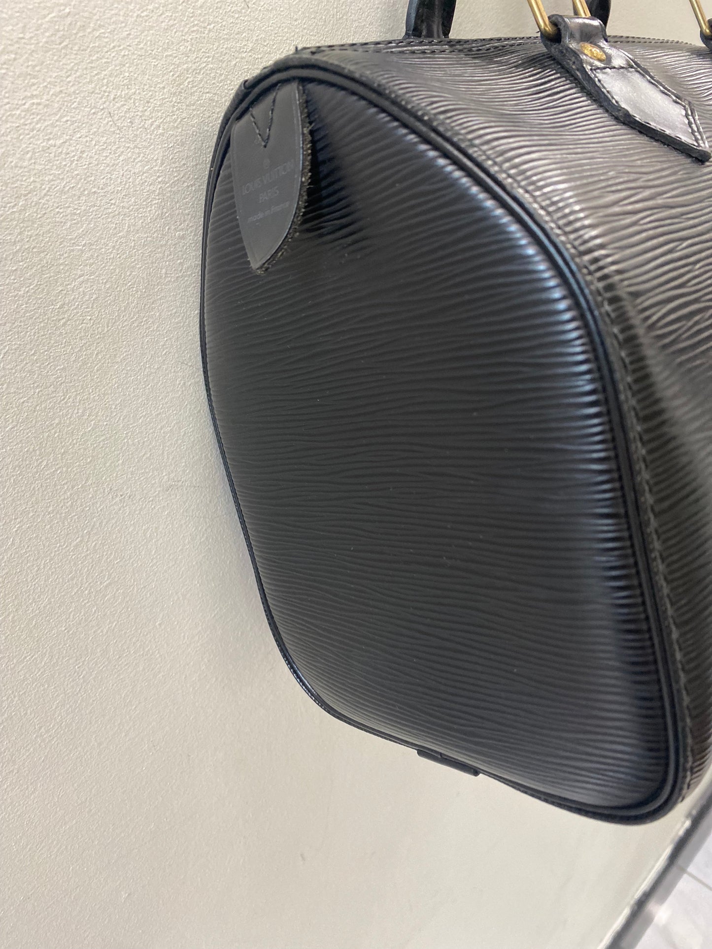 LOUIS VUITTON EPI LEATHER SPEEDY 25 HANDBAG BLACK