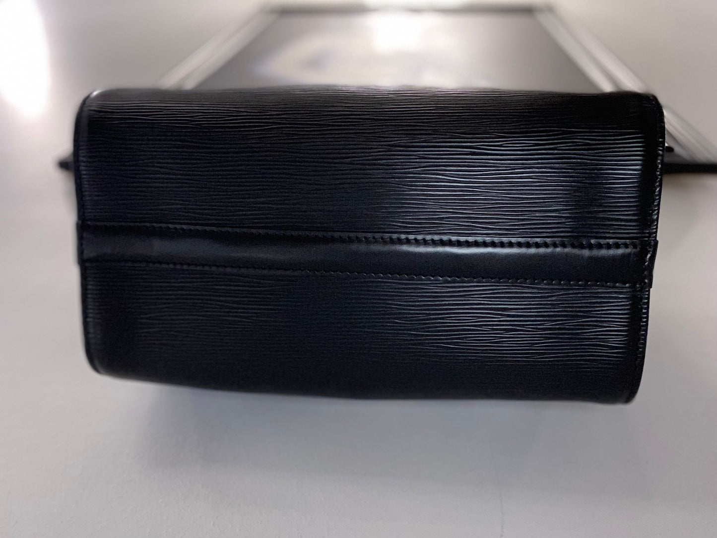 LOUIS VUITTON EPI LEATHER SPEEDY 25 HANDBAG BLACK
