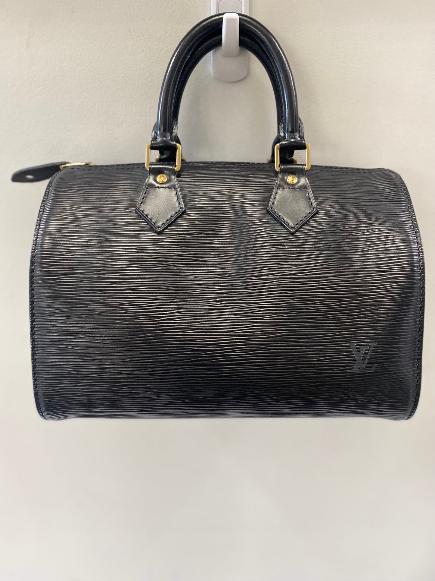 LOUIS VUITTON EPI LEATHER SPEEDY 25 HANDBAG BLACK