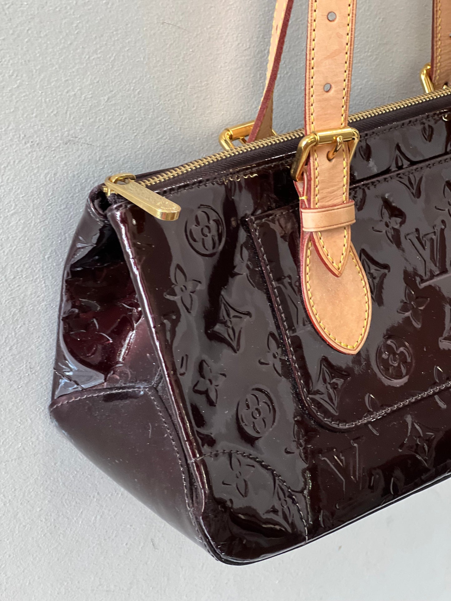 LOUIS VUITTON MONOGRAM VERNIS ROSEWOOD AVENUE BAG AMARANTE