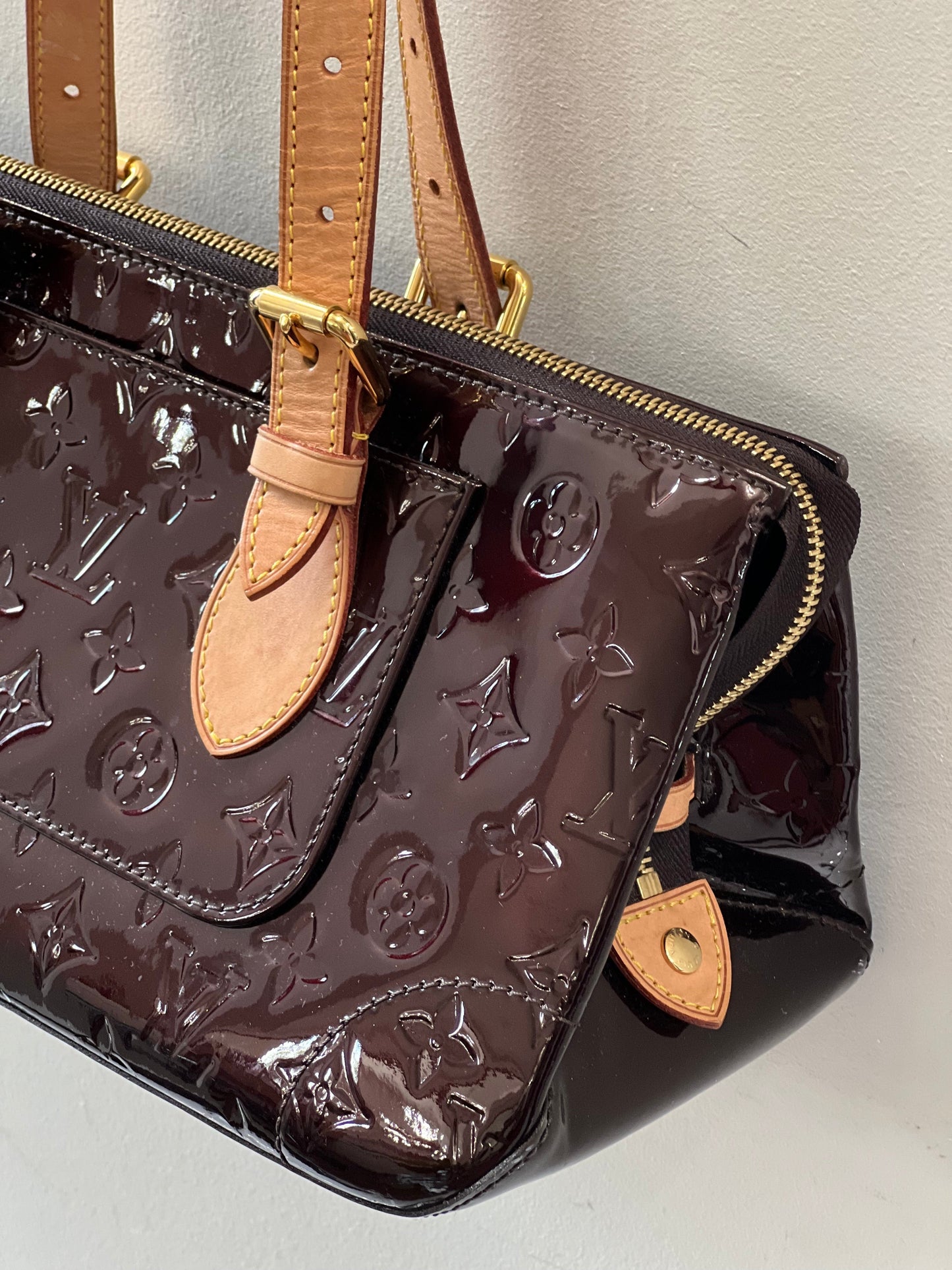 LOUIS VUITTON MONOGRAM VERNIS ROSEWOOD AVENUE BAG AMARANTE