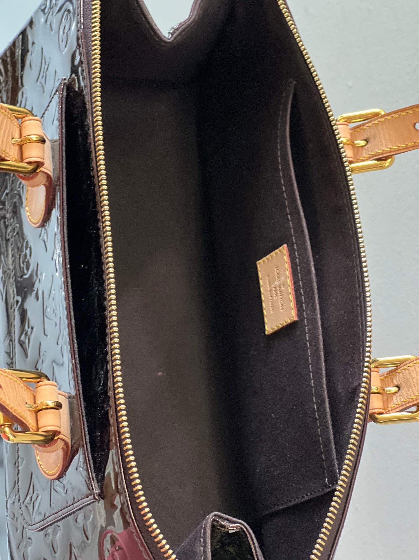 LOUIS VUITTON MONOGRAM VERNIS ROSEWOOD AVENUE BAG AMARANTE