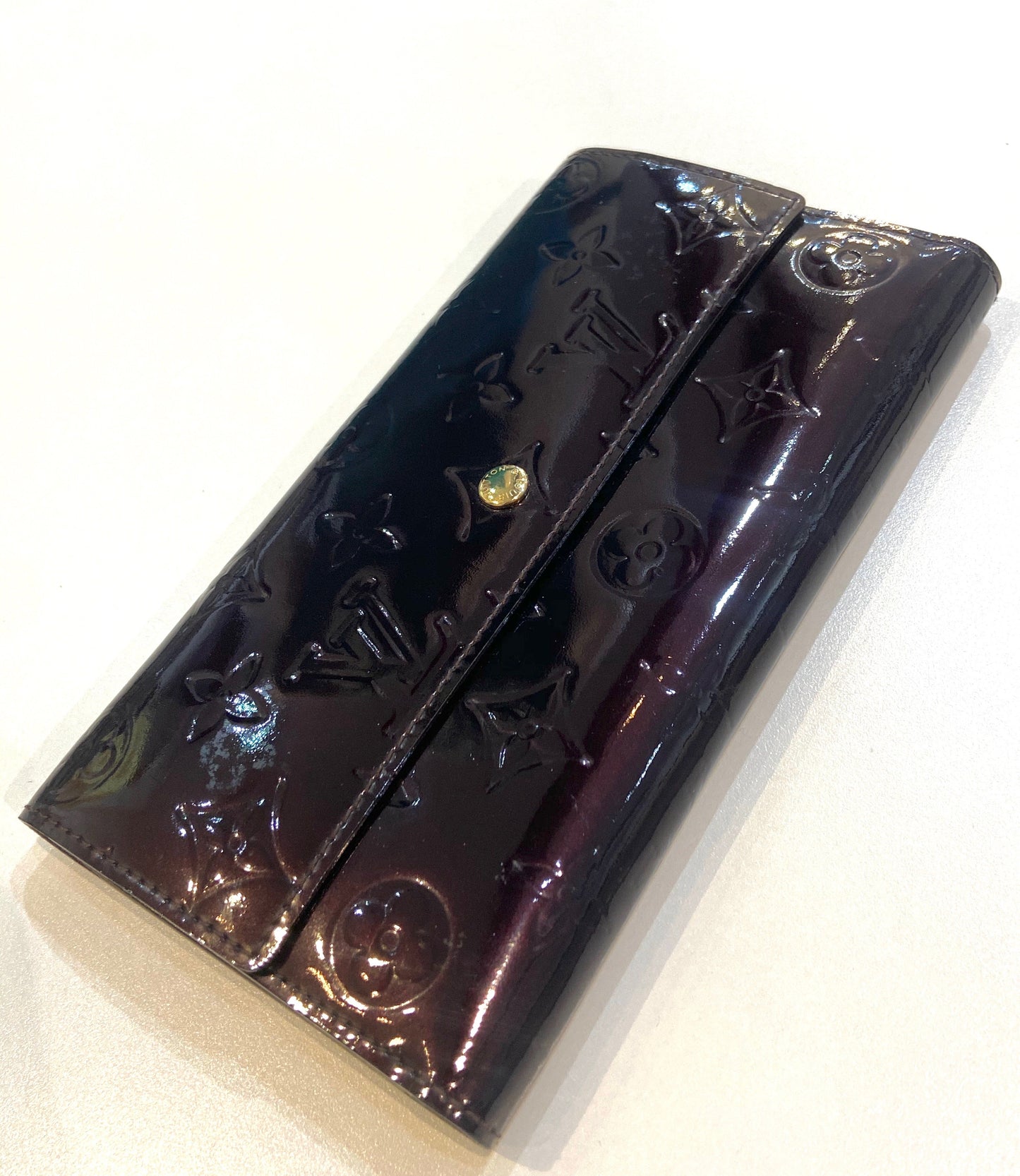 GLM-MONOGRAM VERNIS SARAH WALLET IN AMARANTE