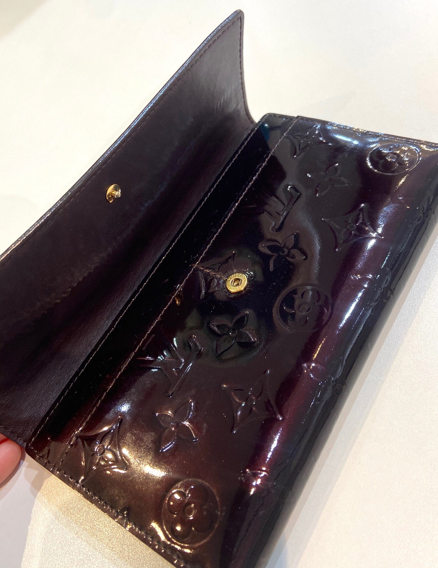 GLM-MONOGRAM VERNIS SARAH WALLET IN AMARANTE