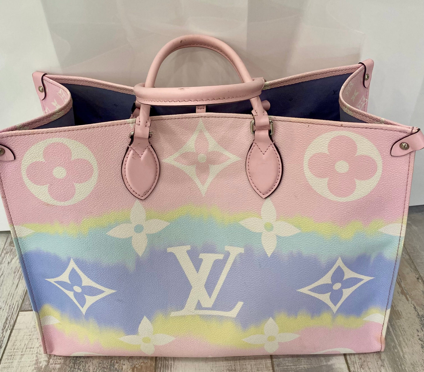 LOUIS VUITTON GIANT MONOGRAM ESCALE ONTHEGO GM TOTE IN PASTEL