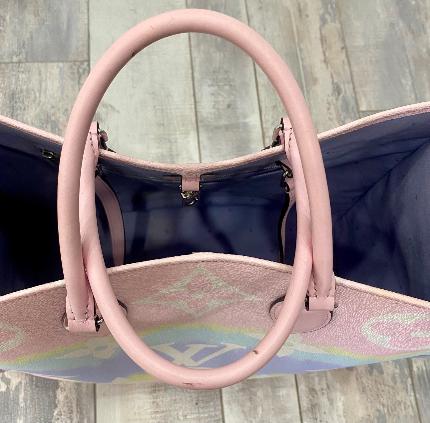 LOUIS VUITTON GIANT MONOGRAM ESCALE ONTHEGO GM TOTE IN PASTEL
