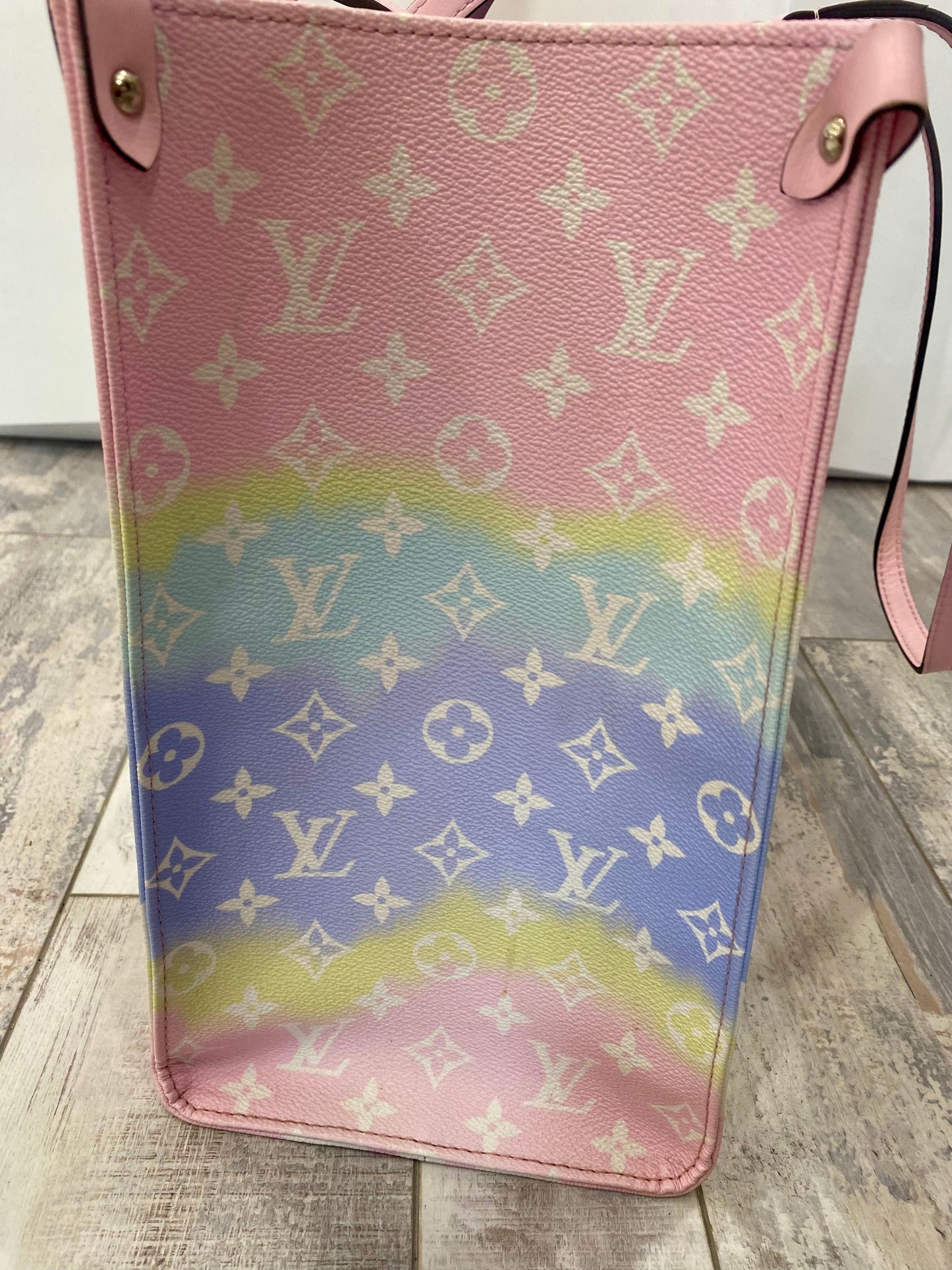 LOUIS VUITTON GIANT MONOGRAM ESCALE ONTHEGO GM TOTE IN PASTEL