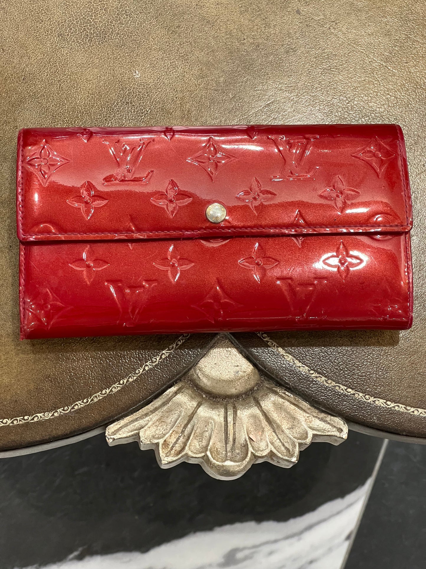 GLM-MONOGRAM VERNIS SARAH WALLET