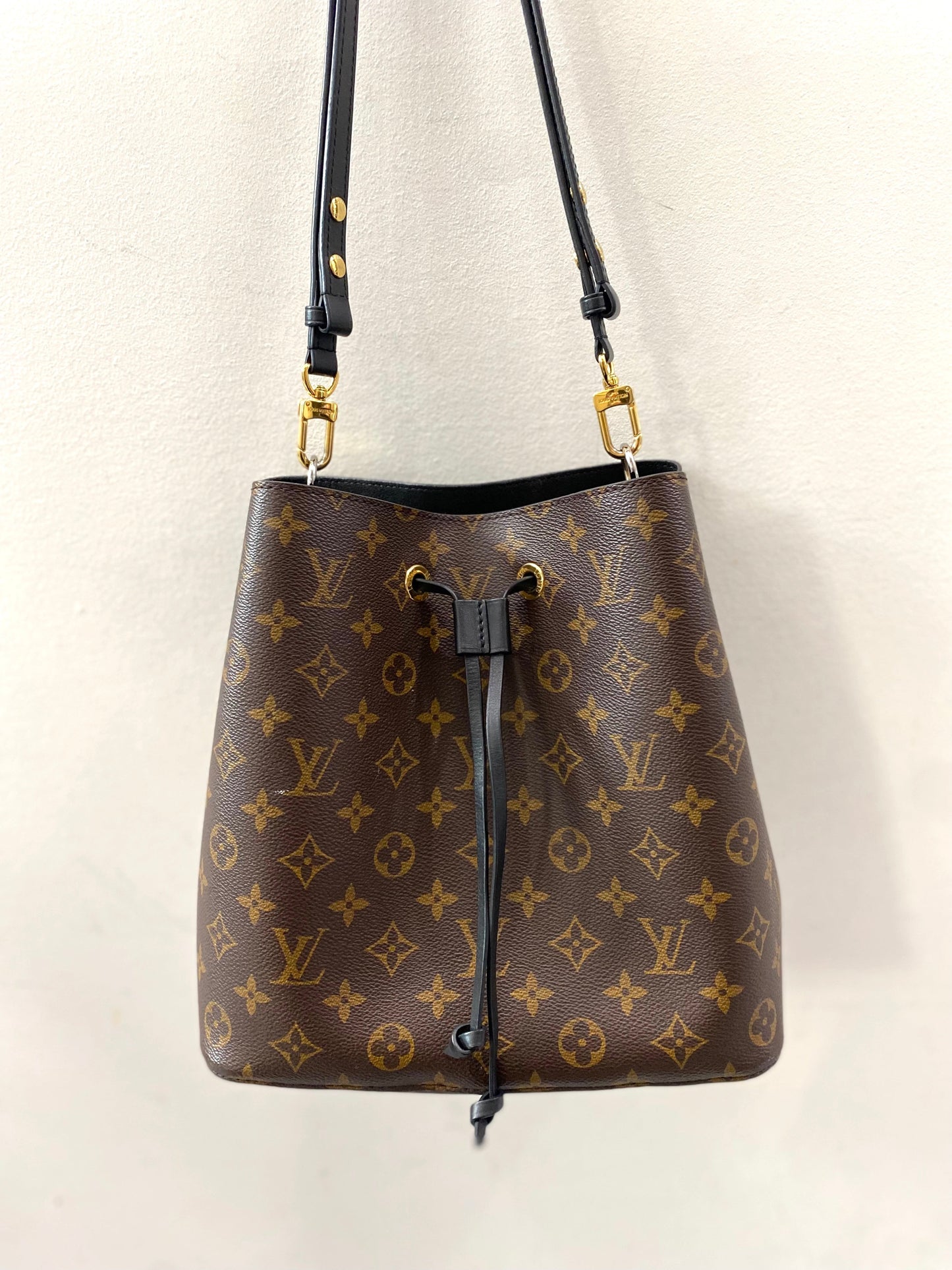 LOUIS VUITTON MONOGRAM NÉONOÉ MM BAG BLACK