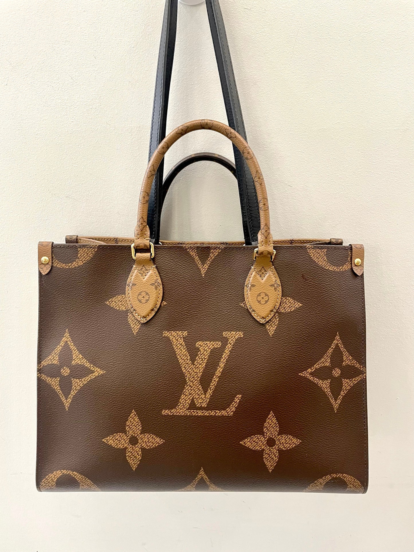 LOUIS VUITTON GIANT REVERSE MONOGRAM ON THE GO MM TOTE BAG
