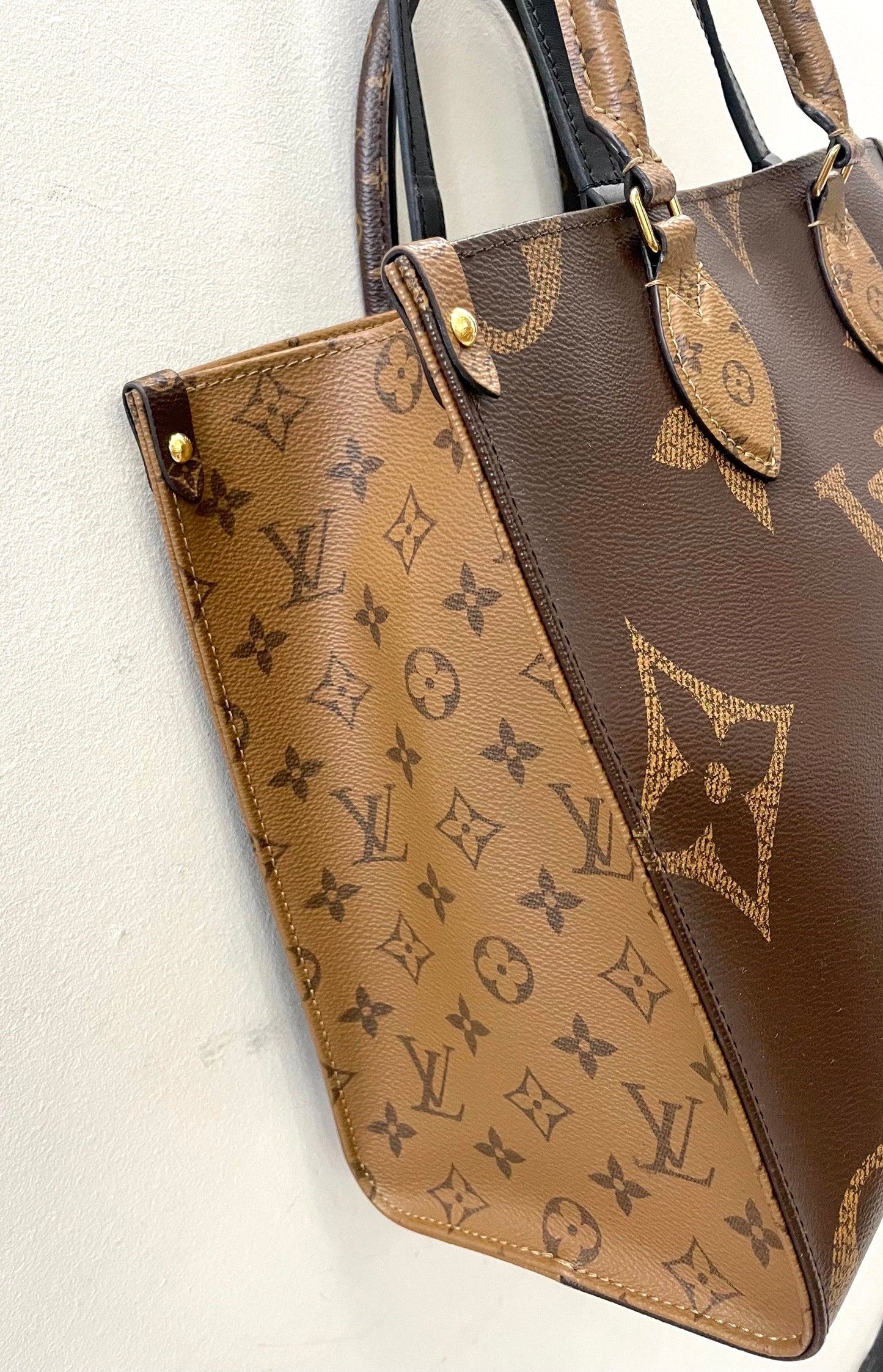 LOUIS VUITTON GIANT REVERSE MONOGRAM ON THE GO MM TOTE BAG