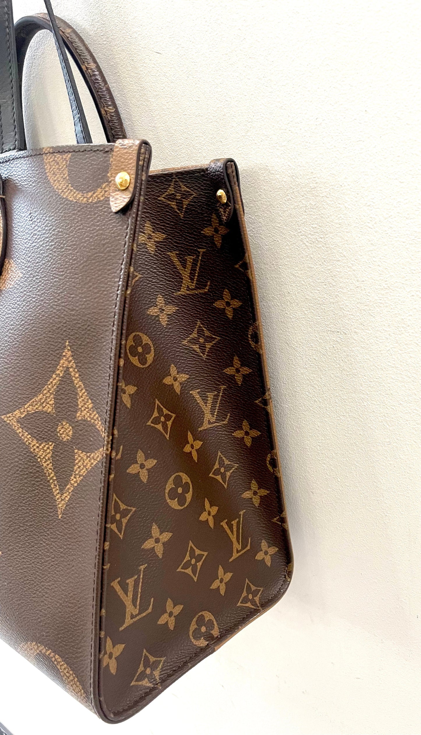 LOUIS VUITTON GIANT REVERSE MONOGRAM ON THE GO MM TOTE BAG