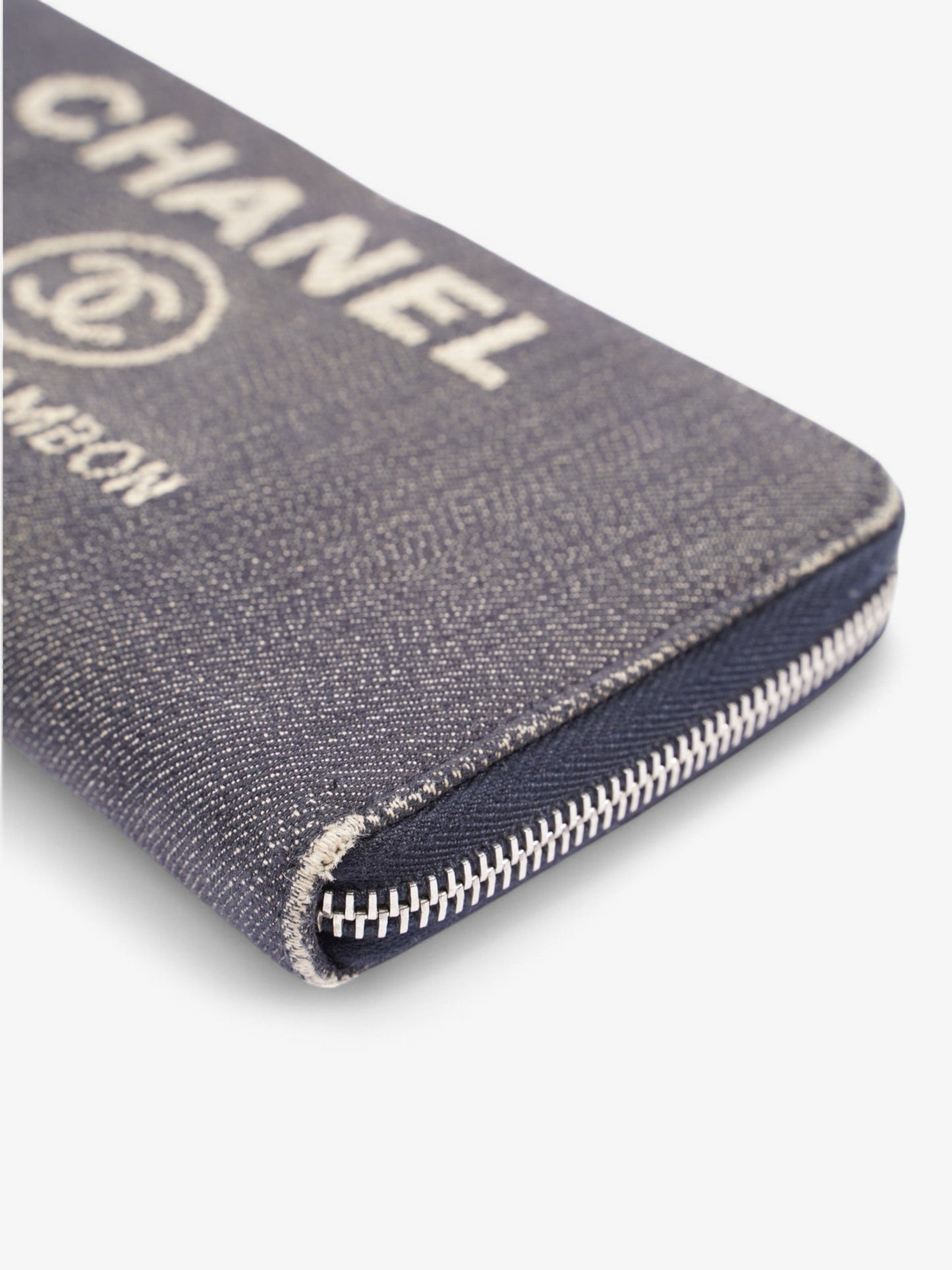 Chanel Chanel Zip Purse Navy / White Denim
