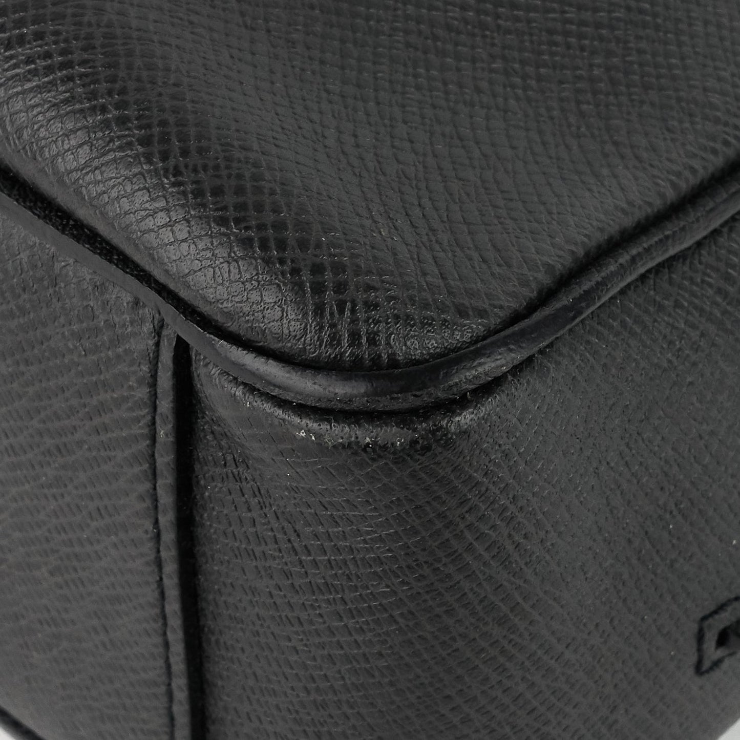 Louis Vuitto Roman MM Taiga Leather Messenger Bag