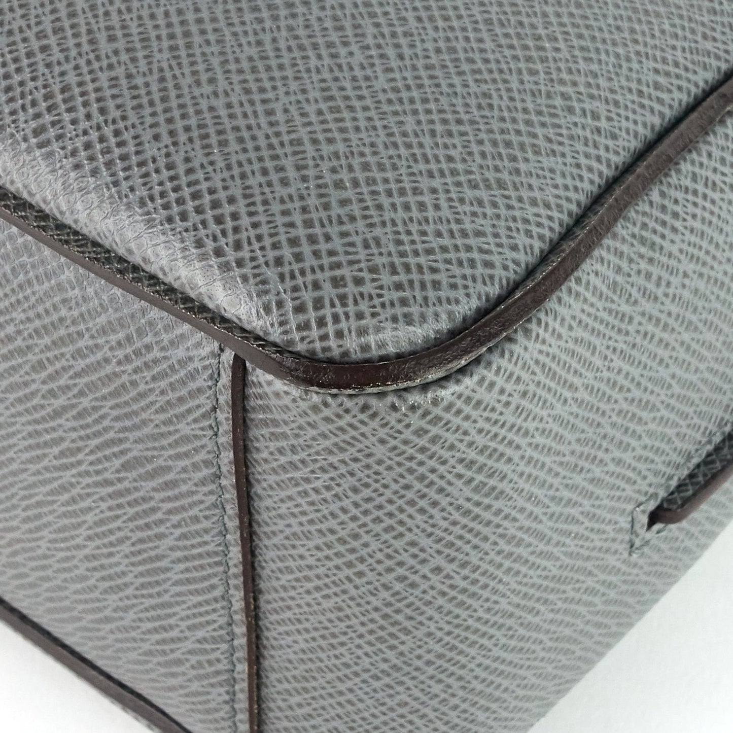 Louis Vuitto Roman MM Taiga Leather Messenger Bag