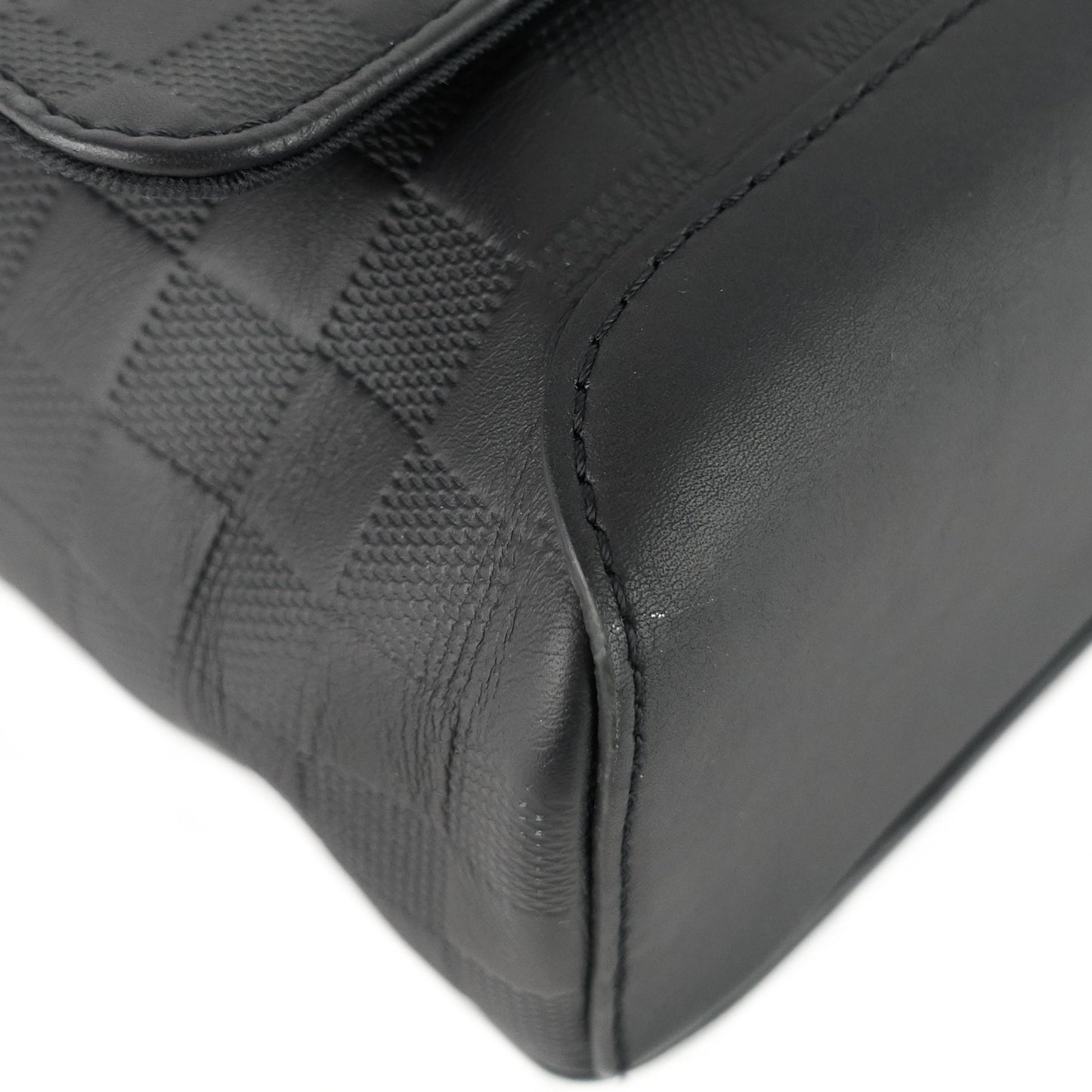 Louis Vuitto District Damier Infini Leather Messenger MM Bag