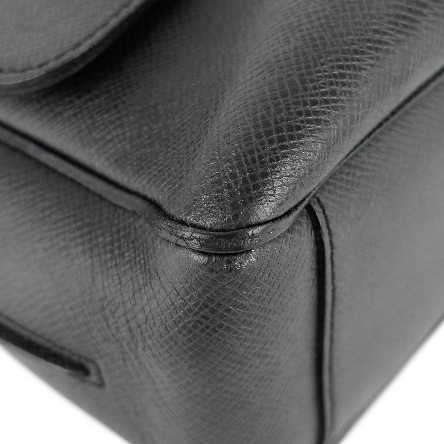 Louis Vuitto Roman MM Taiga Leather Messenger Bag