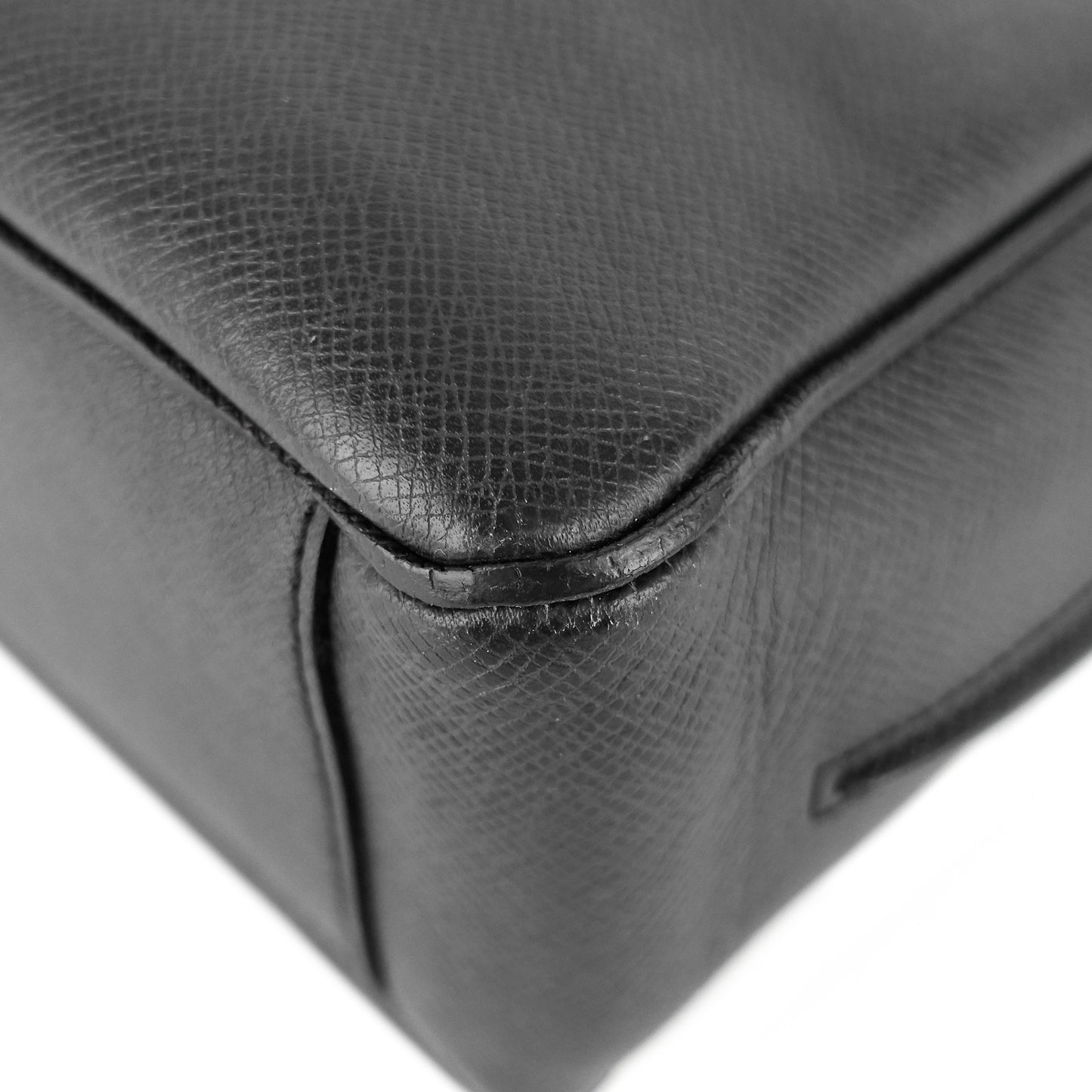 Louis Vuitto Roman MM Taiga Leather Messenger Bag