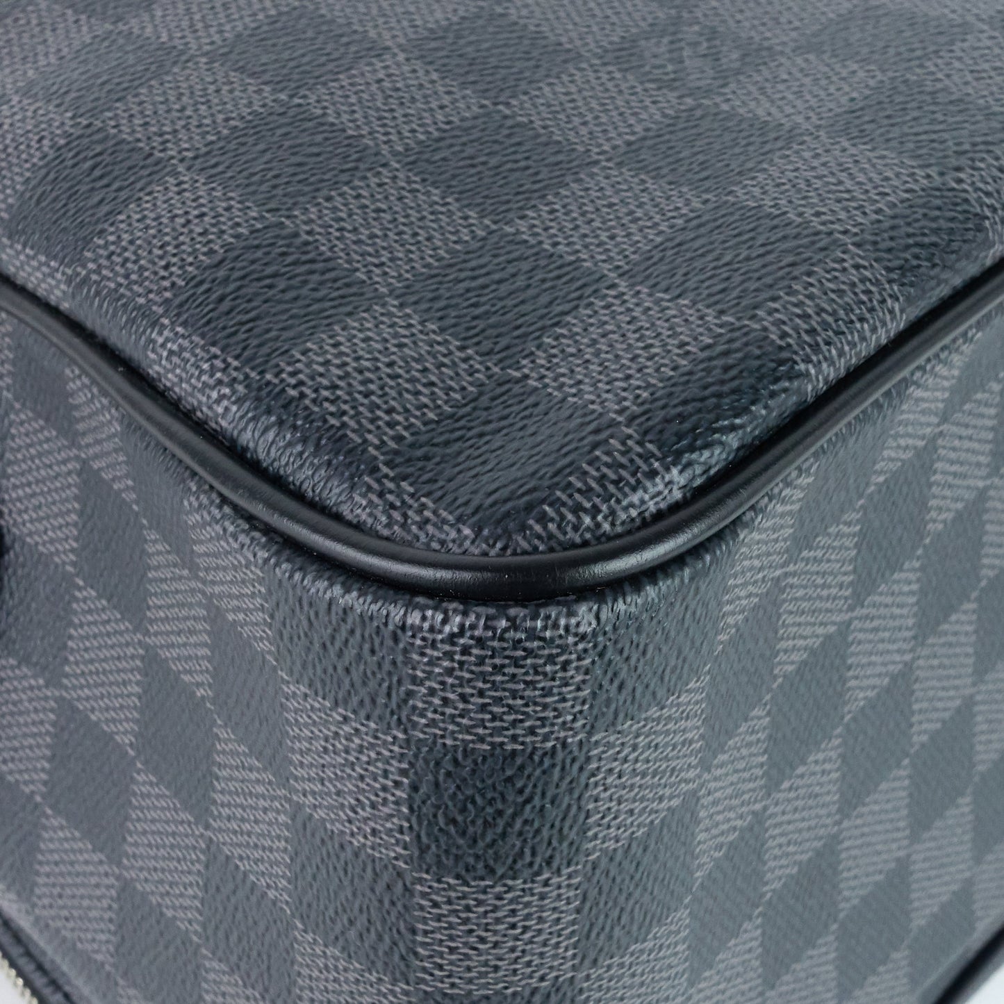 Louis Vuitto Leoh Damier Graphite Canvas Messenger Bag